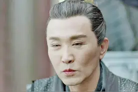 有种“溺爱”叫吴刚，儿子23岁啃老不算啥，和妈妈嘴对嘴玩亲亲图片