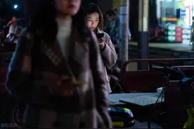 汕头女子“死守行李箱”引人注目，热心市民刷头条“解锁其身份”图片