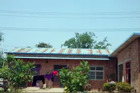 为改造农村民房风貌，大量采用“树脂瓦”，对农民既有利也有弊图片