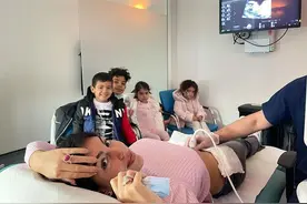 C罗女友做孕检也没忘秀钻戒，四个娃陪伴，小女儿灵气十足像爸爸图片