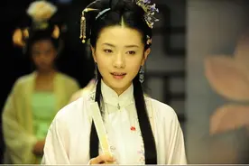 寡妇上联“王不点头谁做主”，秀才对出下联，抱得美人归图片