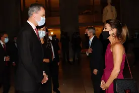 妻子抗议！西班牙国王和美女热聊，王后狠狠盯，被指“一脸嫉妒”图片