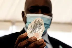 非洲博茨瓦纳出土世界第三大钻石，重1098克拉，价值20亿美元图片