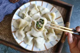 包猪肉韭苔馅饺子，记住“2不放1窍门”，鲜嫩多汁无腥味图片