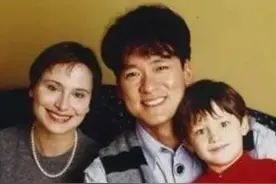 周华健为爱子庆生，31岁儿子留长发满嘴胡子，外形粗犷不像90后图片