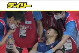 日本拳手被打到坐轮椅吸氧，但仍被裁判认定胜利晋级！此前被他淘汰的中国选手，曾在网上发文怒斥奥运会不公图片