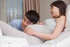 《八佰》看了一半，准妈从影院溜了出来，去影院会影响胎儿听力？图片