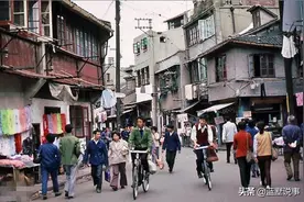 七八十年代的上海，皮鞋厂的车是“三蹦子”，客服公司用旧黄包车图片