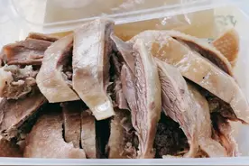 扬州知名的老鹅，没有了往日大排长龙的景象，等两三个人就能买到图片