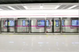 成都地铁上电影了！图片