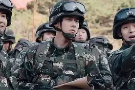 李易峰朱一龙杨洋，高颜值兵哥哥来袭，果然帅哥都上交国家了图片