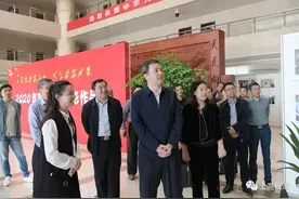 【政法新闻】县委书记、县长胡海洋观看“2020年平安上高”摄影展图片