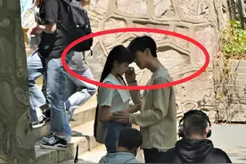 明星在南大拍戏无人理？名校也追星，当年周星驰在北大座无虚席图片