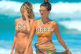 超模AA海边玩像仙子，却被皱巴巴膝盖抢眼，排骨胸身材不如好友图片