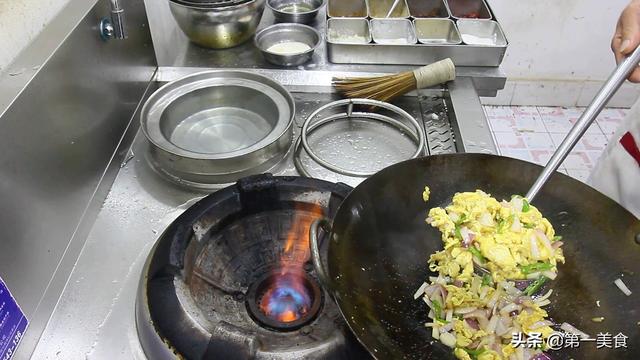 厨师长教你家常洋葱炒鸡蛋，鸡蛋嫩滑，洋葱爽脆，比饭店做的好吃