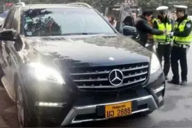 交警拦下了辆豪华越野，号牌太奇异，一番检查后只能放行图片