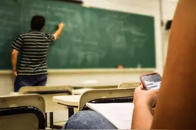 老师讲课发现3个学生玩手机，下去没收时手机却消失，顿时尴尬了图片