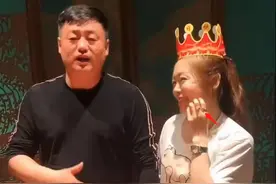 宋晓峰娇妻豪办生日会，穿四千块T恤还戴珠宝，与老公牵手秀恩爱图片