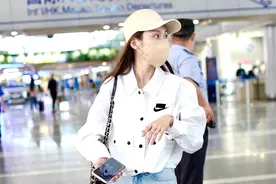 郑合惠子会挑衣服，牛仔裤“破洞”开在后面，妥妥的机场焦点图片