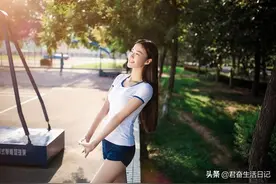 美女图文正能量语录：能让自己成功的秘诀就是坚持到底，永不言弃图片