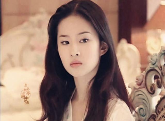 金粉世家刘亦菲剧照刘晓莉接到这个消息时,一开始她不希望刘亦菲进入