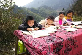 两张板凳一块门板，4个习水孩子有了一个露天课堂图片