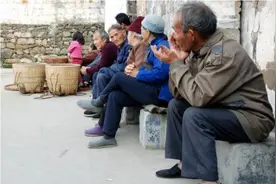 农村俗语“门前老坟住千年，屋后水坑早搬家”啥意思？老话在理吗图片