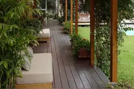 院子空搭有防腐木廊可不行，应该这么装饰，才能提升档次更美观图片