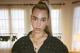 她用磁性嗓音征服乐坛，也以时尚潜质树立风格，Dua Lipa星味十足图片