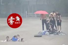 这位妈妈用非凡的智慧，滔天洪水中救出自己的孩子图片