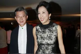 朱玲玲被二婚老公宠上天，肉感身材穿蕾丝连衣裙，哪像50后的人图片