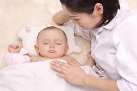 定型枕引发的“婆媳战争”，勿过早给宝宝睡枕头，记住这个时间点图片