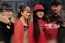 杨丽萍四姐妹罕同框，弟弟身材壮硕似潮男，跳民族舞范儿不输姐姐图片