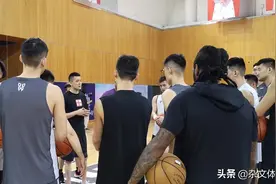 杨鸣首次带辽篮训练！执教风格和郭士强有何不同？送给球员8个字图片
