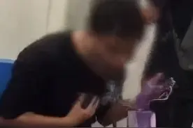 喝杯水后不断吐血！男子赶去医院遇上红灯：我都这样了还等什么红灯！图片