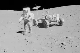 登月宇航员返回地球后为什么出现怪病？玉兔号月球车也栽倒它手上图片