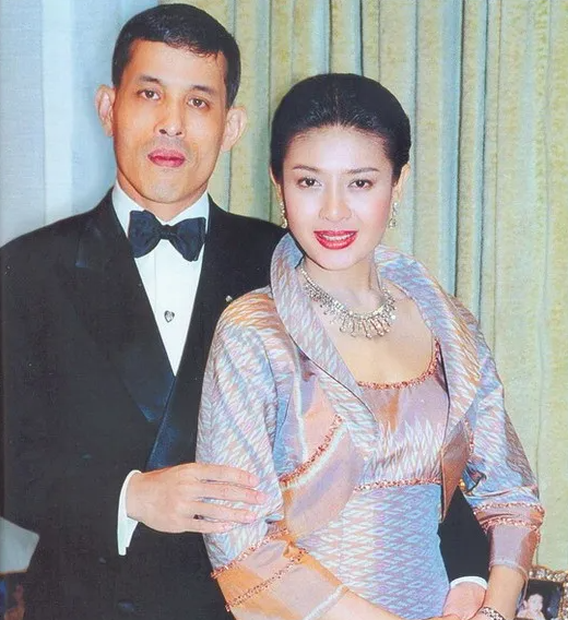 泰国最美王妃：婆婆不给王冠她戴发卡更惊艳，当嫂子还得跪小姑子