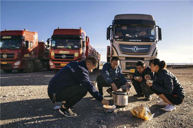 “青藏线只要敢来，就能赚钱”，道路的艰险，让卡车司机望而却步的同时，也使运价水涨船高