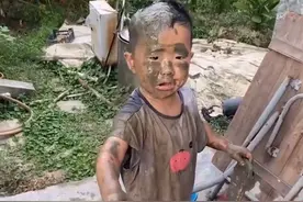广东一男孩锄地摔倒变成泥娃娃，被发现后要面子崩溃大哭：别拍我图片