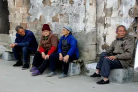 不怕少年苦，就怕老来穷！没退休金的农村老人的卑微之处图片