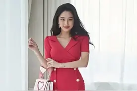 高跟鞋这么高，走路要小心图片