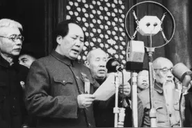 开国大典三十万群众欢呼沸腾，毛泽东因此一夜未眠，他在想什么？图片