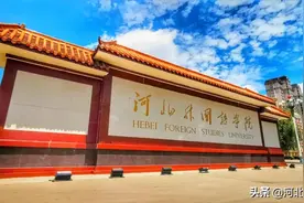 一定是上帝打翻了调色盘，暴雨后的河北外国语学院美翻了图片