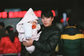 婴儿火车上不哭不闹遭人夸，宝妈起身冲奶粉，邻座大叔偷偷报了警图片