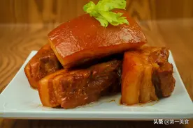 五花肉切大块扔进电饭锅，不加水不加油，做法简单，软嫩多汁图片