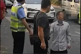 五旬男子骑电动车未戴头盔被罚后下跪？警方回应图片