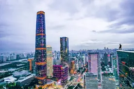 在上海，工资低于11115元，算是穷人了图片