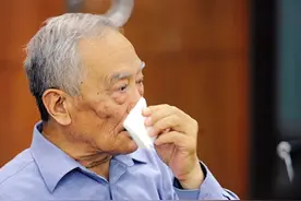 75岁老人：瘫痪卧床多年后，我才想明白，其实人到晚年谁都靠不住图片