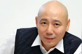 从过亿富商到配角演员，破产那夜掉光头发的李成儒，今怎样了？图片