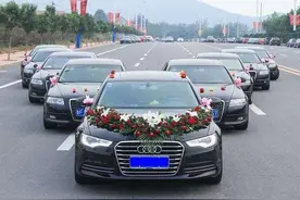 男子租12台奥迪当婚车，前女友拉横幅送行，场面令众人感动图片